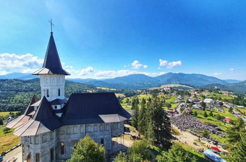  Hram la Mănăstirea „Nașterea Maicii Domnului” din Piatra Fântânele. Credincioșii sunt așteptați la sărbătoarea din 8 septembrie