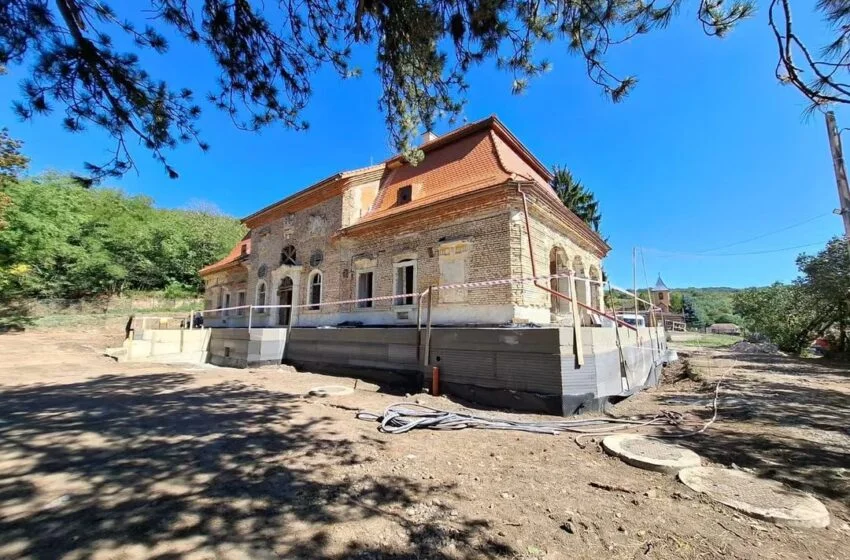 Castelul Teleki din Comlod își recapătă strălucirea. Lucrările de reabilitare sunt în plină desfășurare