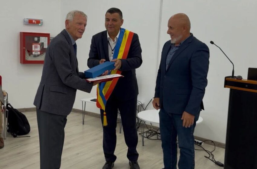  Profesorul Anthony Harding, Cetățean de Onoare al orașului Beclean. FOTO