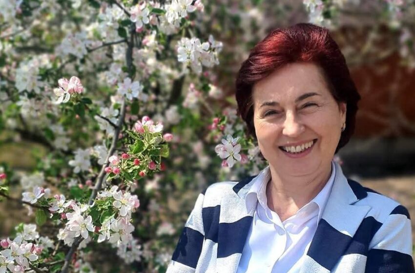  La Mulți Ani, Doamna Profesor Camelia Tabără! O viață dedicată educației și comunității bistrițene