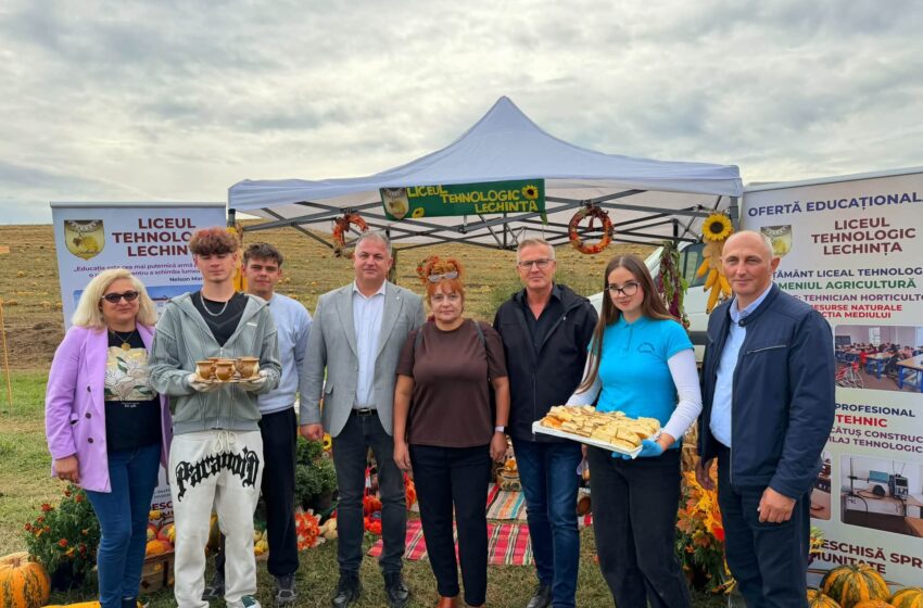  Prefectul Stelian Dolha și subprefectul Attila Decsei, la Festivalul Dovleacului de la Tonciu. FOTO