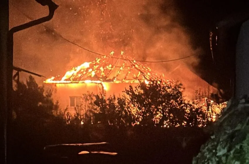  Incendiu violent în Mureșenii Bârgăului: două anexe gospodărești și o casă din lemn, afectate de flăcări