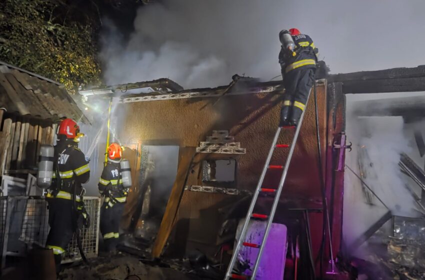  Incendiu puternic la Negrilești. O anexă a unei gospodării a fost distrusă de flăcări. FOTO/VIDEO