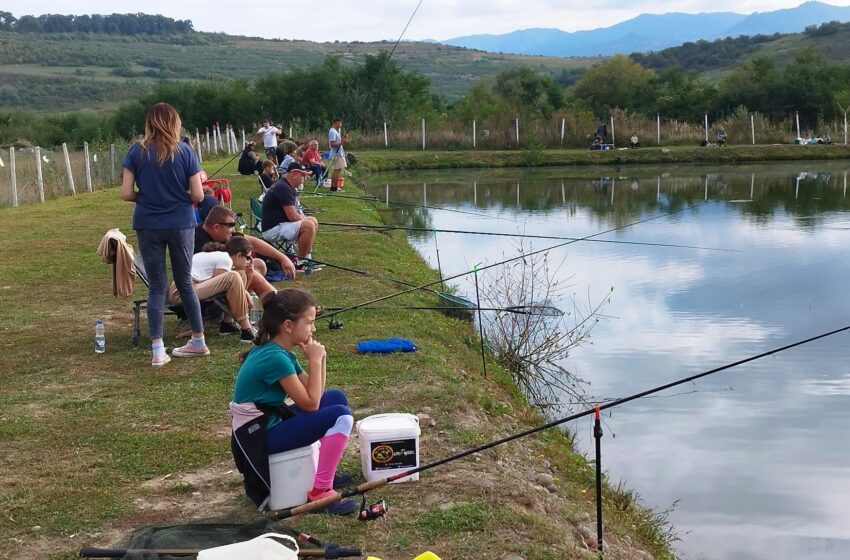  Tinerii pescari ies la rampă în cadrul Concursului de Pescuit pentru Copii, ediția cu numărul trei
