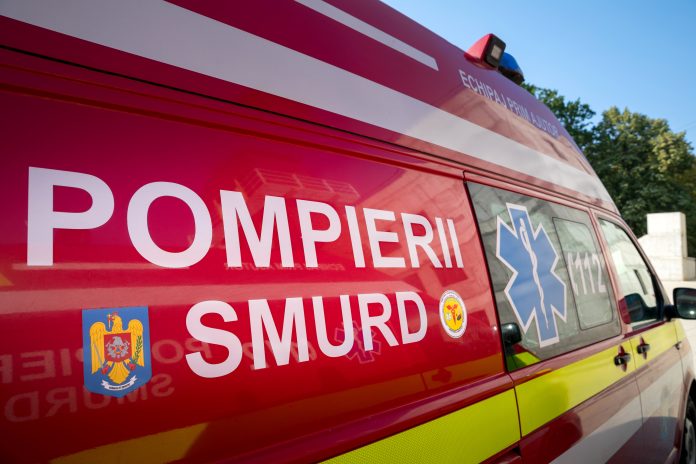  Accident eutier cu un autoturism răsturnat între Telciu și Fiad. Două persoane, transportate la spital