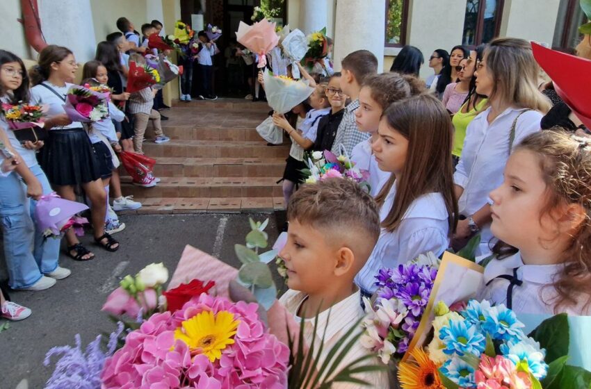  Elevii se întorc astăzi la școală. Calendarul anului școlar 2026-2027 și datele vacanțelor