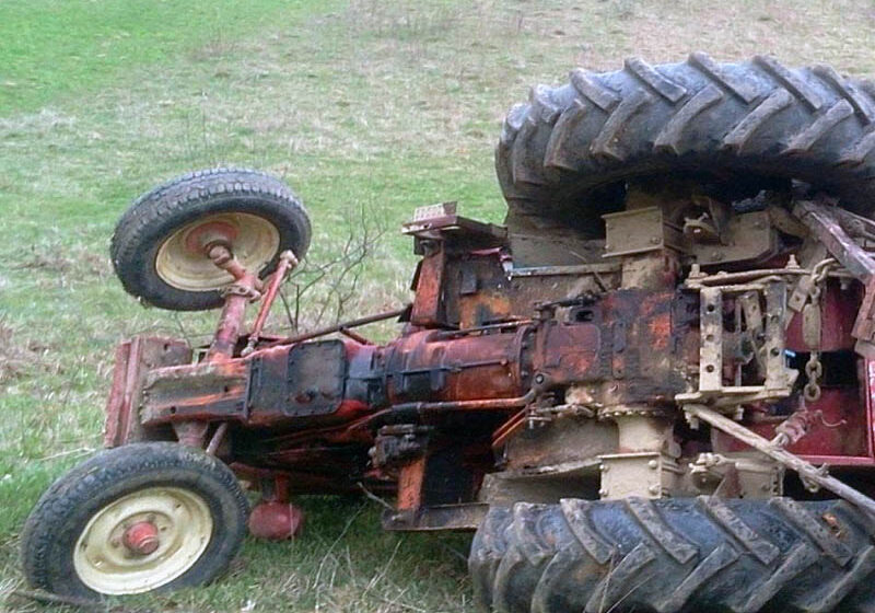 Accident grav în Dumbrăvița. Tractor răsturnat, elicopterul SMURD intervine