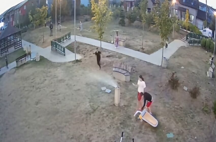  Distrugeri în părculețul de pe strada Busuiocului, din Subcetate! Gabriel Lazany face apel la bistrițeni pentru identificarea celor responsabili. VIDEO