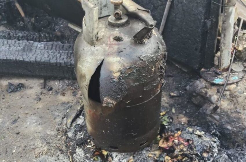  Casă mistuită de flăcări la Pietriș, după o verificare periculoasă a unei butelii de gaz. Una dintre butelii a explodat!